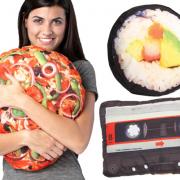 Weg mit den langweiligen Sofakissen - hier kommen Pizza, Fernseher und Sushi zum Kuscheln!