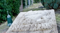 Ein wenig trist wirkt das Grab von Rio Reiser auf dem St. Matthäus-Friedhof in Berlin noch. Er wurde Anfang Februar vom nordfriesischen Fresenhagen umgebettet.