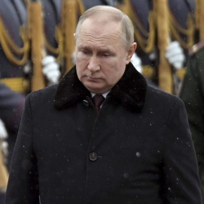 Schock-Video! Putin-Schergen verhaften Russen-Oma auf Demo