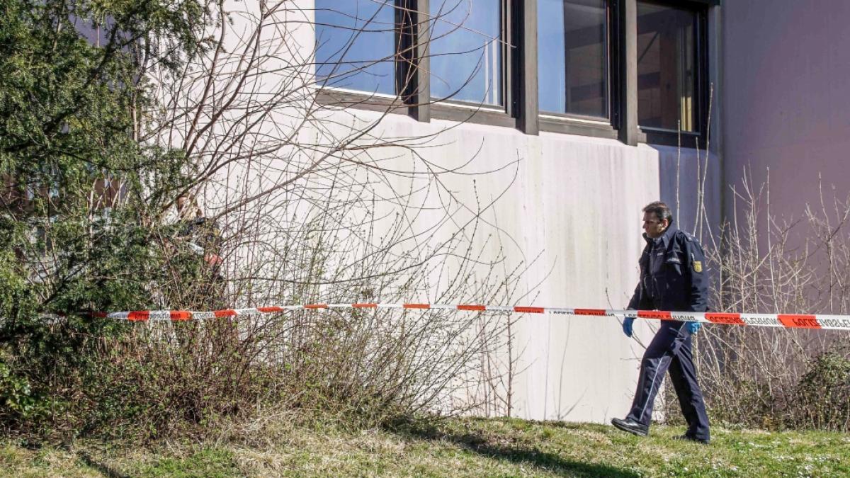 In Holzgerlingen (Kreis B&ouml;blinen) sind die Leichen zweier M&auml;nner und einer Frau in einem Wohnhaus gefunden worden. Die Polizei ermittelt. (Foto)