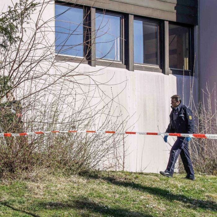 Drei Leichen in Wohnhaus entdeckt - Fahndung nach Untermieter (30)