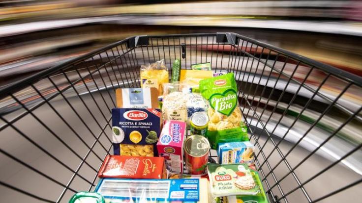 Die Mehrwertsteuersätze sinken am 1. Juli. Unternehmen sind aber nicht verpflichtet, diese Steuersenkung an ihre Kunden beim Einkaufen weiterzugeben. Bei Twitter sorgt das für Unmut und Spott.
