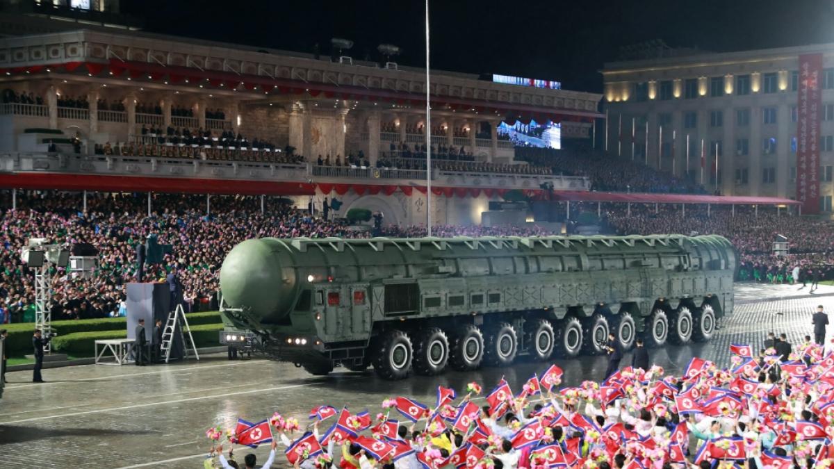 eine neue Interkontinentalrakete mit der Bezeichnung &laquo;Hwasong Gun-20&raquo; im Rahmen einer Milit&auml;rparade zum 80. Jahrestag der Gr&uuml;ndung der Arbeiterpartei Nordkoreas, die auf dem Kim-Il-Sung-Platz in Pj&ouml;ngjang stattfindet. (Foto)
