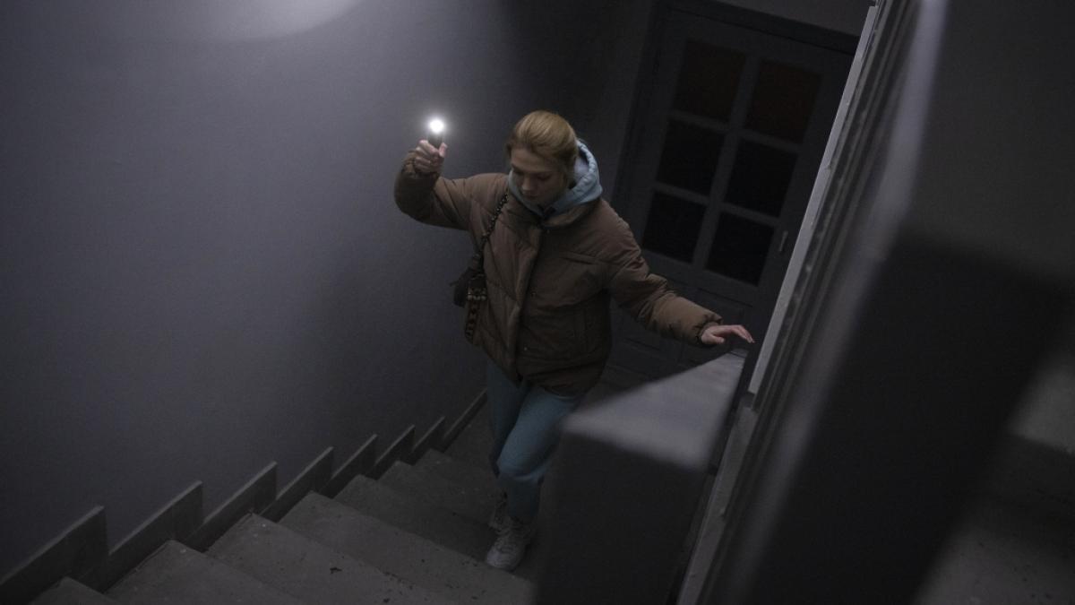 Einwohnerin Anastasia Pyroschenko hat mit den Stromausf&auml;llen in der ukrainischen Hauptstadt Kiew zu k&auml;mpfen. (Foto)