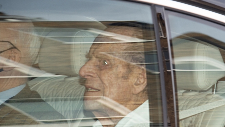 Prinz Philip wirkte beim Verlassen des Krankenhauses noch sichtlich mitgenommen.