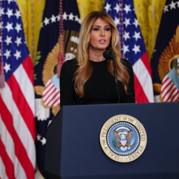 Kurioser Moment auf der Bühne - Melania nennt Trump nicht Ehemann