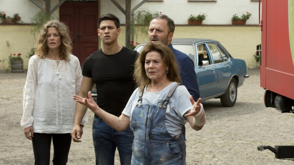 Lilos (Hannelore Elsner, r.) Pl&auml;ne werden durchkreuzt - sie hat die Rechnung ohne Caro (Marie B&auml;umer, l.), Vincent (Emilio Sakraya) und Andreas (Robert Schupp) gemacht. (Foto)