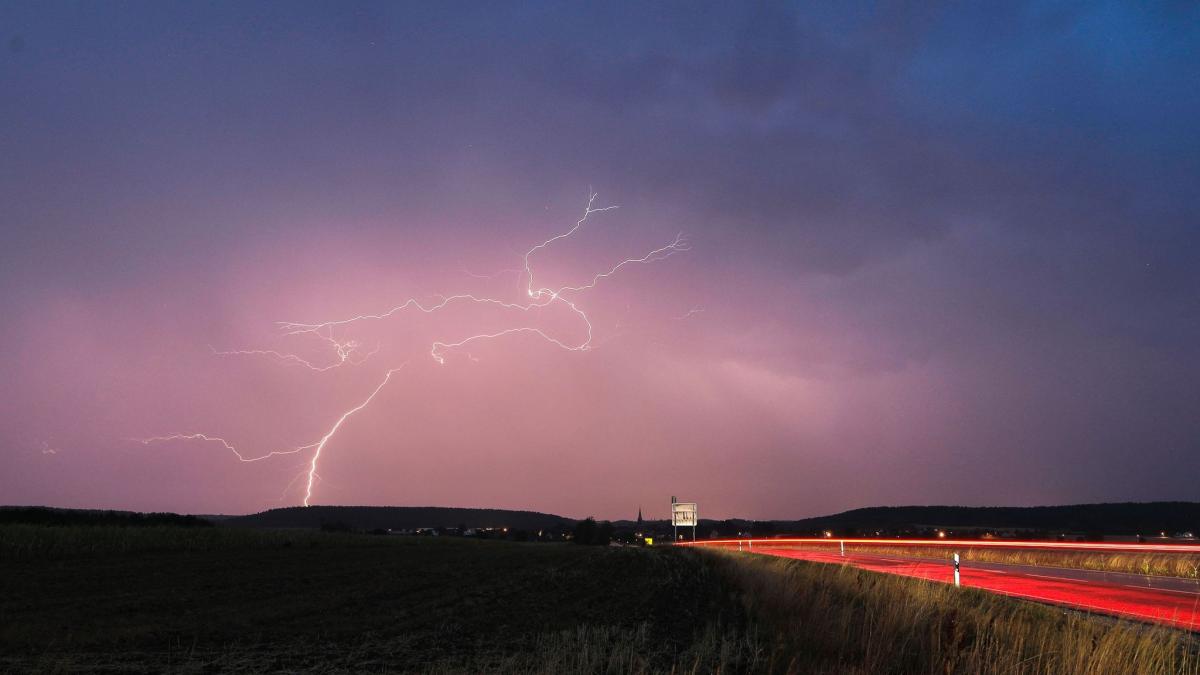Blitze zucken bei einem abendlichen Gewitter &uuml;ber Mittelfranken. (Foto)
