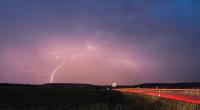 Blitze zucken bei einem abendlichen Gewitter über Mittelfranken.