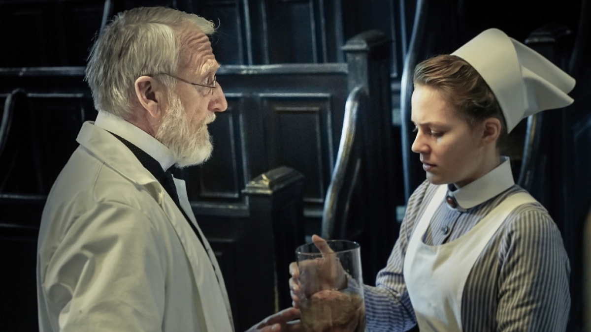 W&auml;rterin Ida (Alicia von Rittberg) in der Pathologie von Rudolf Virchow (Ernst St&ouml;tzner). (Foto)