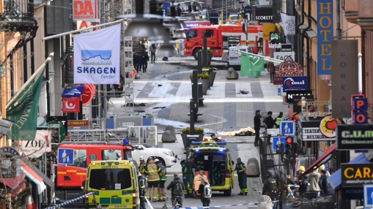 In Stockholm ist ein LKW in eine Menschenmenge gerast. Die Polizei geht von einem Anschlag aus.
