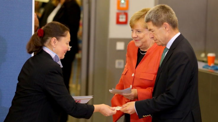 Angela Merkel und ihr Ehemann Joachim Sauer bei ihrer Stimmabgabe.