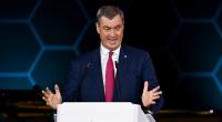 Markus Söder zeigt auf Instagram Erinnerungsstücke, die in seinem Büro stehen. Dafür hagelt es Spott.