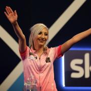 Die Engländerin Fallon Sherrock hat Darts-Geschichte geschrieben und ist nach einem 3:2-Sieg gegen Ted Evetts in die 2. Runde der Darts-WM 2020 eingezogen.