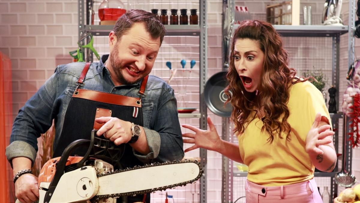 Sebastian Lege und Moderatorin Madita van H&uuml;lsen in der Staffel 1 der neuen Rateshow "Quiz mit Biss". (Foto)