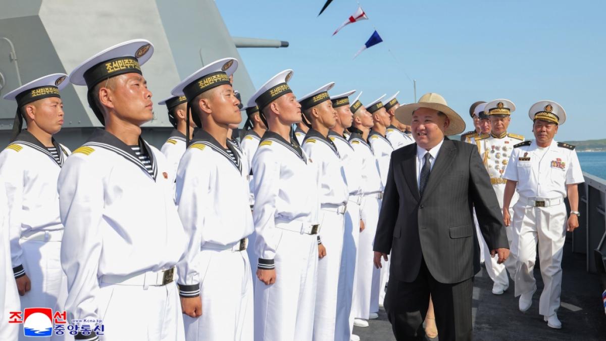 Kim Jong Un wohnte dem Waffentest des Zerst&ouml;rers "Kang Kon" bester Laune und mit Sonnenhut bei. (Foto)