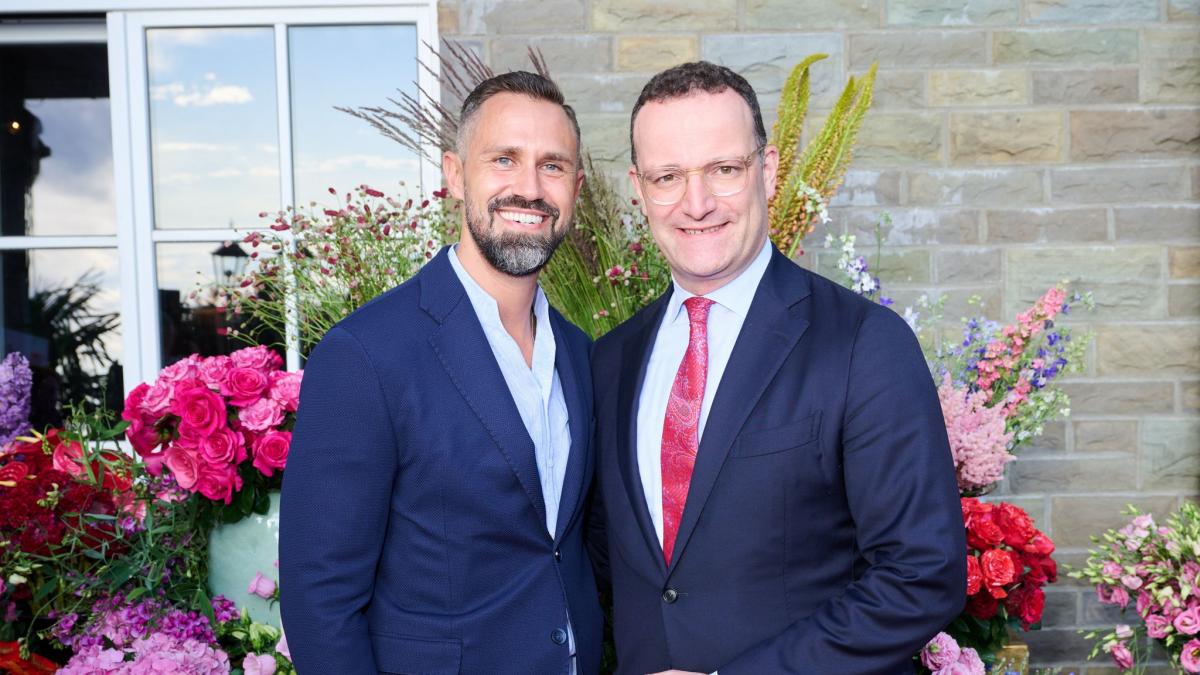 Im Netz verk&uuml;ndeten Jens Spahn (rechts) und Ehemann Daniel Funke die Baby-News. (Foto)