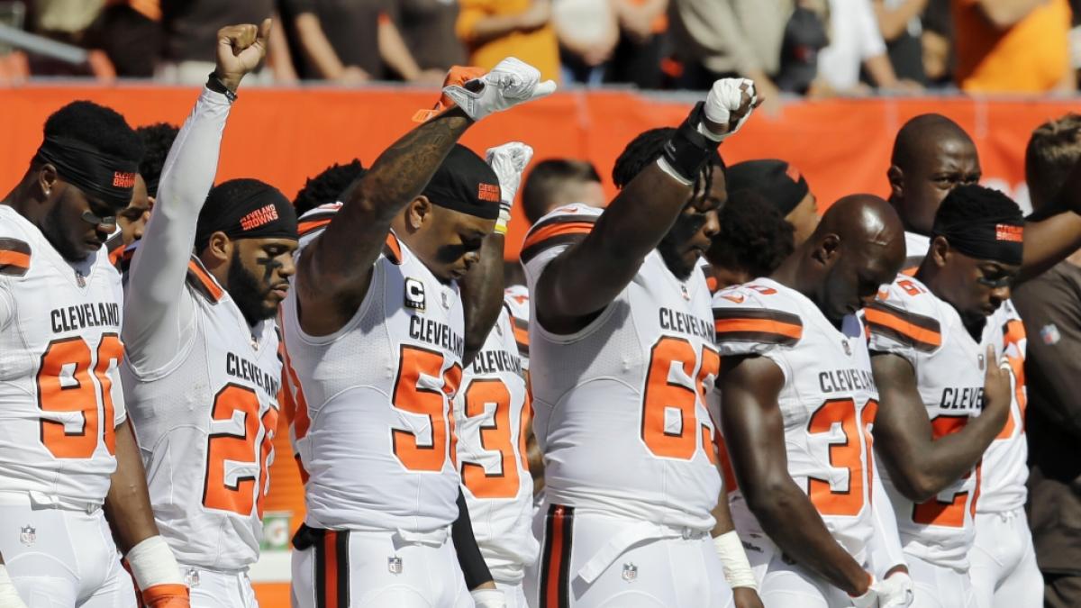 Spieler der Cleveland Browns ballen die F&auml;uste w&auml;hrend der Nationalhymne, am 01.10.2017. (Symbolbild) (Foto)