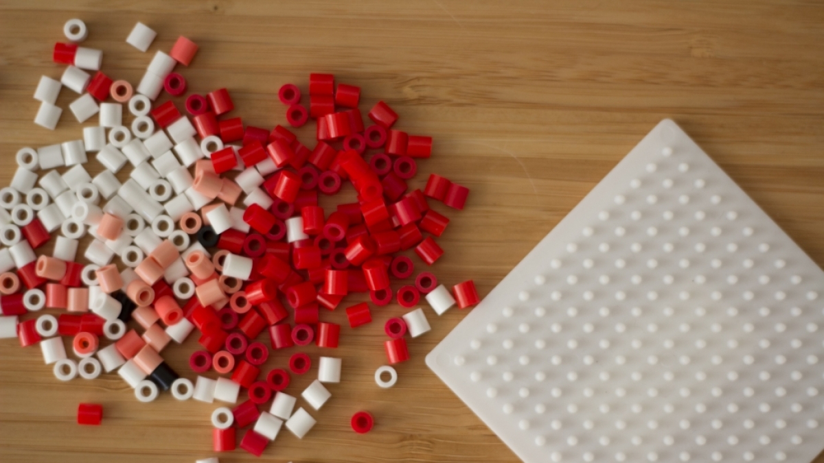 Sie ben&ouml;tigen B&uuml;gelperlen in den Farben Wei&szlig;, Rot, Schwarz, Beige und Rosa. (Foto)