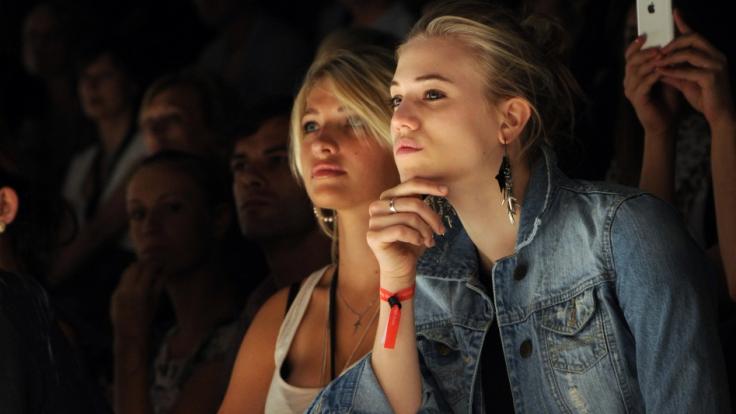 Sarina Nowak (hier links) erfreut ihre Fans bei Instagram.