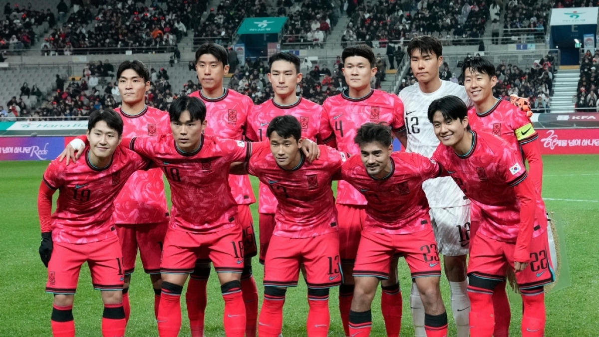 S&uuml;dkoreanische Spieler stellen sich vor dem Beginn des internationalen Freundschaftsspiels zwischen S&uuml;dkorea und Ghana in Seoul f&uuml;r ein Mannschaftsfoto auf. S&uuml;dkorea nimmt an der Fu&szlig;ball-WM 2026 teil, am 18.11.2025. (Symbolbild) (Foto)