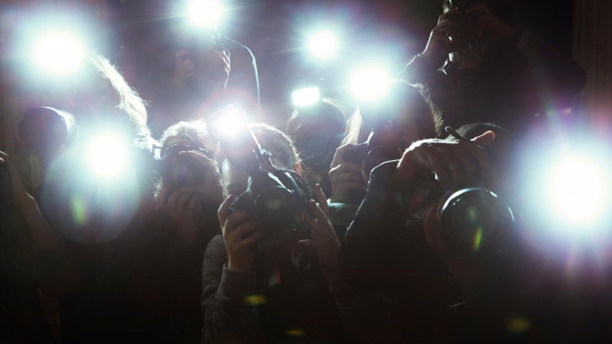 Die Welt der Stars im Blick: Aktuelle Promi-Nachrichten lesen Sie auf news.de (Symbolbild). (Foto)