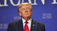 Donald Trump löst mit einer Geste Spekulationen über seine Gesundheit aus.