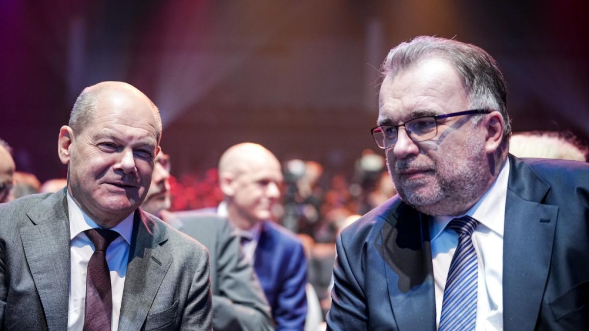 Siegfried Russwurm (rechts im Bild) h&auml;lt die Zwischenbilanz der Ampelkoalition f&uuml;r mangelhaft. Besonders heftig kritisiert er Bundeskanzler Olaf Scholz. (Foto)