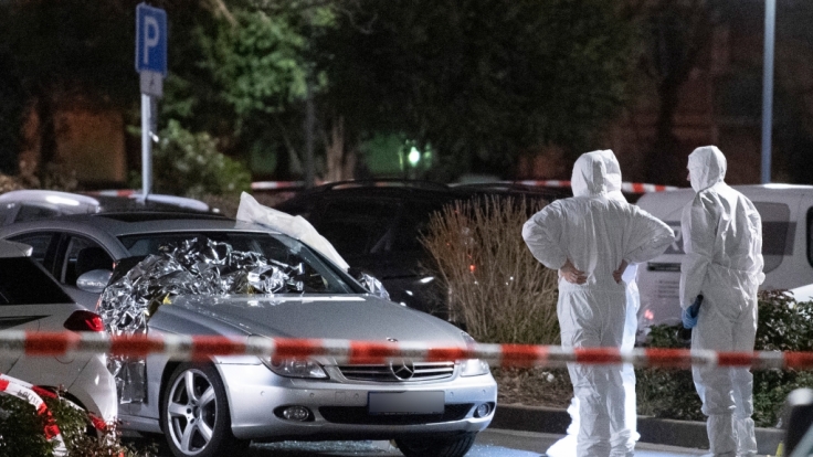 Forensiker arbeiten an einem Tatort in Hanau-Kesselstadt an einem Mercedes.