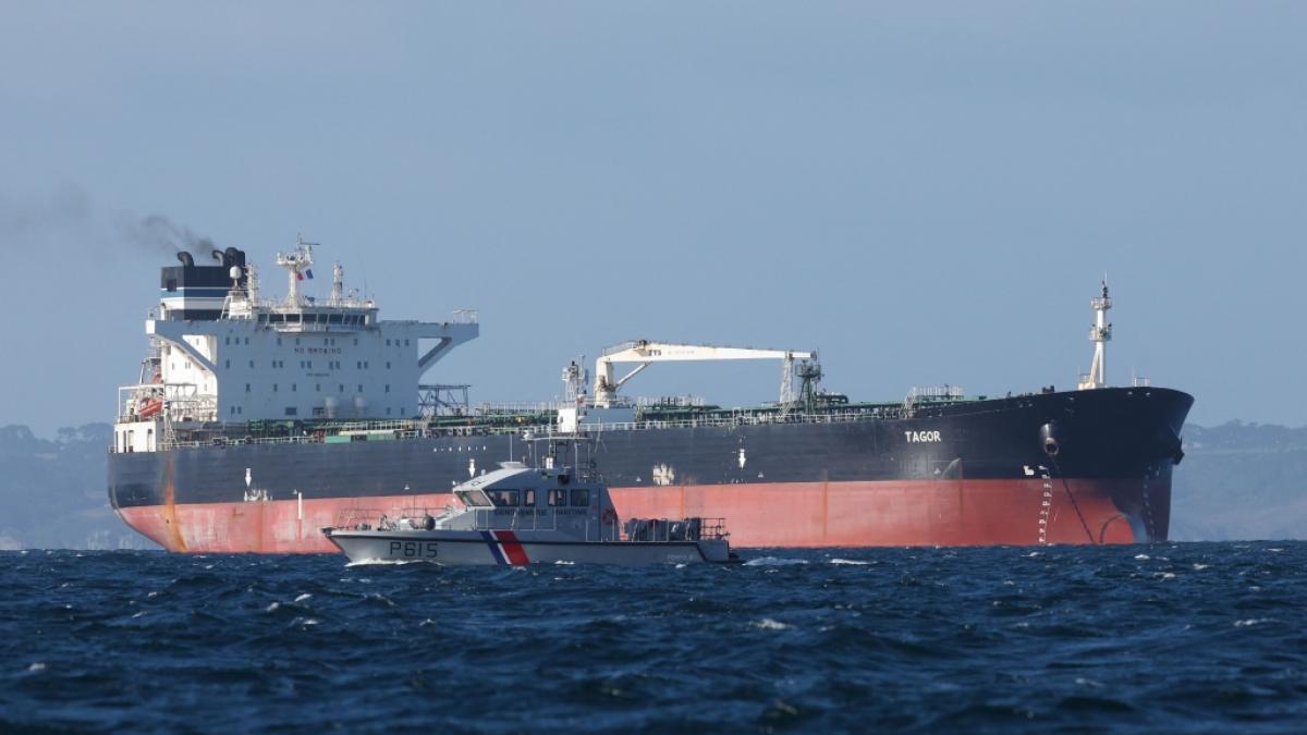 Ein mit russischem Roh&ouml;l beladener Tanker treibt antriebslos durch die Kadetrinne zwischen R&uuml;gen und D&auml;nemark&nbsp;(Archivbild). (Foto)