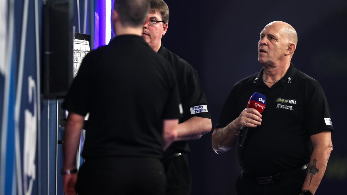 Er ist die Stimme des Darts: Russ Bray (rechts), der als Schiedsrichter und Caller der PDC den Status als lebende Legende genie&szlig;t. (Foto)