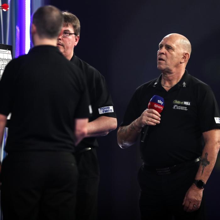 Das muss man über die legendäre Reibeisenstimme des Darts wissen