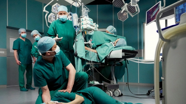 Während einer Operation bricht Dr. Kathrin Globisch plötzlich zusammen.