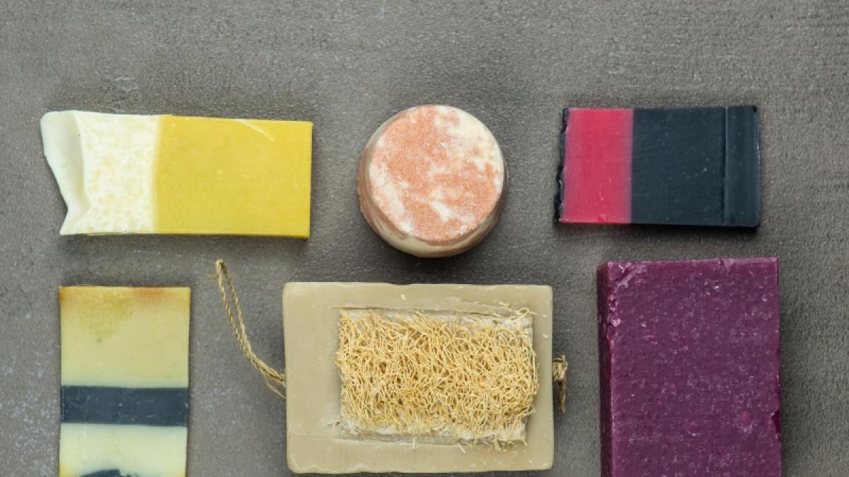 Fl&uuml;ssiges oder festes Shampoo: Was ist besser? Die Stiftung Warentest hat 18 Produkte getestet. (Foto)