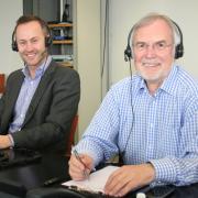 Dr. Xenofon Baraliakos (li.) und Eckhardt Böhle (re.) beantworteten Anruferfragen zum Thema Rückenschmerzen.