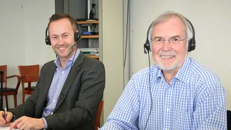 Dr. Xenofon Baraliakos (li.) und Eckhardt Böhle (re.) beantworteten Anruferfragen zum Thema Rückenschmerzen.