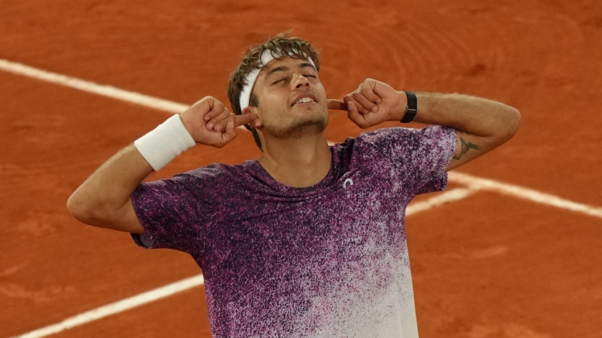Tennis: Grand Slam/ATP-Tour - French Open, Einzel, M&auml;nner, Viertelfinale, Auger-Aliassime (Kanada) - Cobolli (Italien): Flavio Cobolli reagiert nach seinem Sieg, am 03.06.2026. (Symbolbild) (Foto)