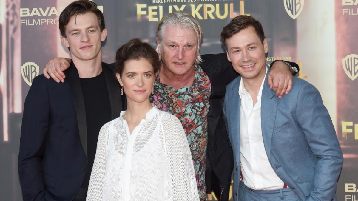 David Kross (r.) mit Regisseur Detlev Buck (2.v.r.) und seinen Kolleg:innen Jannis Niew&ouml;hner (l.) und Liv Lisa Fries bei der Film-Premiere zu "Bekenntnisse des Hochstaplers Felix Krull". (Foto)
