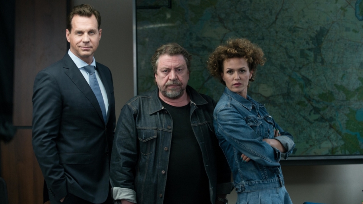 Fredo Schulz (Armin Rohde, M.), Felix Montabaur (Thomas Heinze, l.) und Melissa Bols (Melika Foroutan, r.). (Foto)