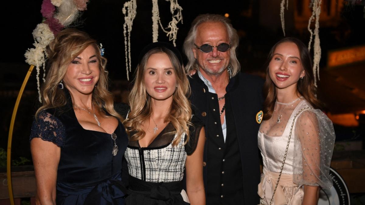 Carmen Geiss, (l-r) Davina Shakira Geiss, Robert Geiss und Shania Tyra Geiss zeigen sich beim Almauftrieb im K&auml;ferzelt beim Oktoberfest 2026. (Foto)