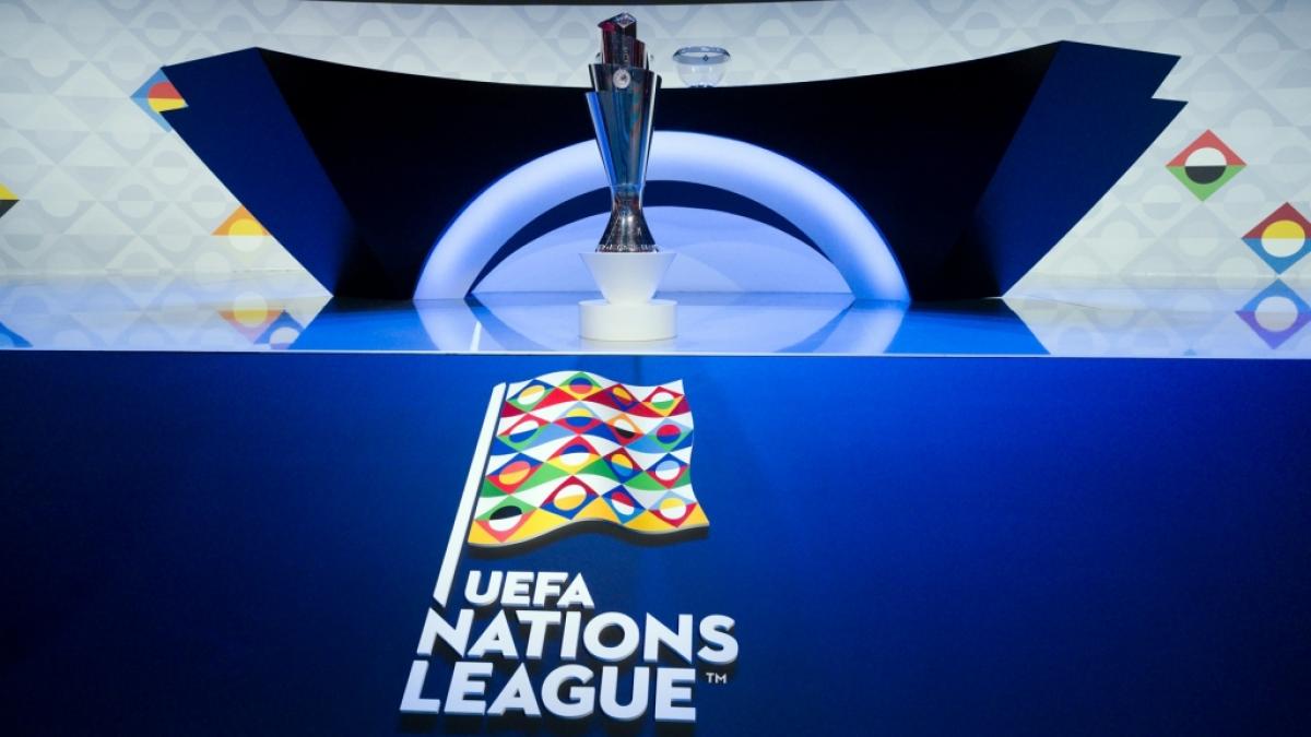 Der Pokal der UEFA Nations League steht bei der Gruppenauslosung auf der B&uuml;hne (Symbolbild). (Foto)