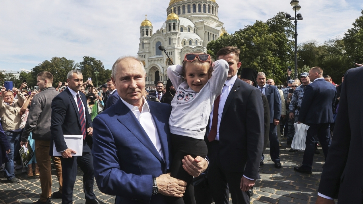 Wurde bei einem neuen &ouml;ffentlichen Auftritt nur ein Double von Kreml-Chef Wladimir Putin eingesetzt? (Foto)