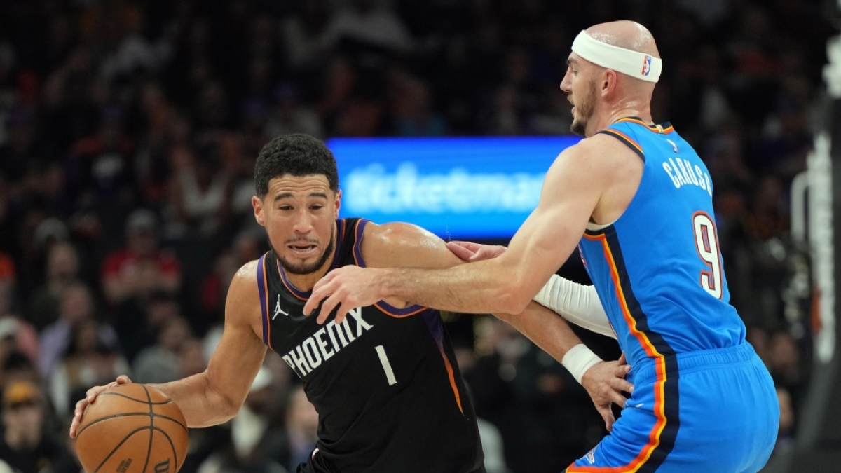 Devin Booker von den Phoenix Suns trippelt den Ball gegen Alex Caruso von der Oklahoma City Thunder, am 04.01.2026. (Symbolbild) (Foto)