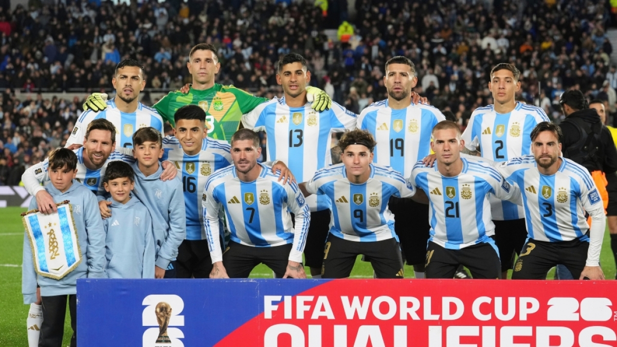 Fu&szlig;ball: Der argentinische Nationalspieler Lionel Messi (Zweiter von links) posiert vor dem Qualifikationsspiel zur Fu&szlig;ballweltmeisterschaft 2026 gegen Venezuela, vom 05.09.2025. (Symbolbild) (Foto)