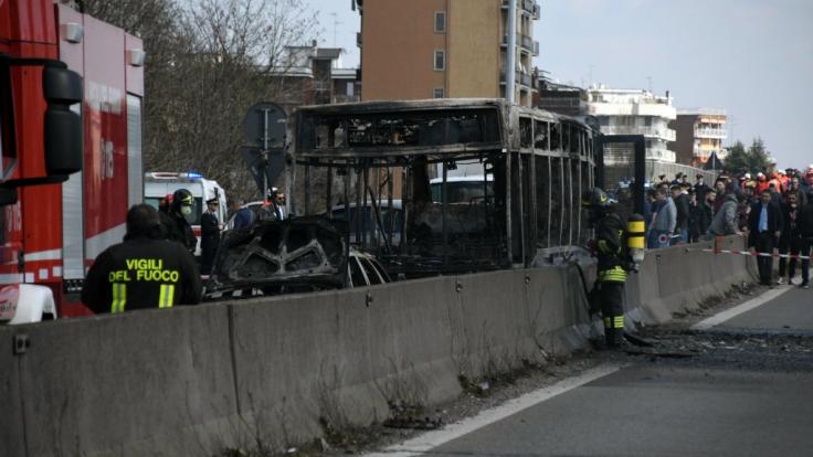 Ein Mann hat im italienischen Mailand einen Bus voller Schulkinder in seine Gewalt gebracht und dann in Brand gesetzt.