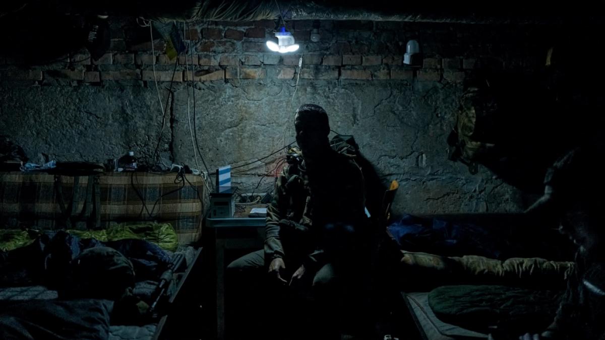 Ein ukrainischer Soldat ruht sich kurz in einem Unterstand in der N&auml;he von Bachmut aus, einer Stadt im Osten der Ukraine, in der K&auml;mpfe zwischen ukrainischen und russischen Truppen sind. (Foto)
