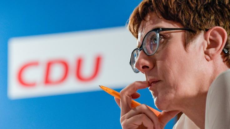 Ein Ex-Bodyguard von Annegret Kramp-Karrenbauer beging Selbstmord.