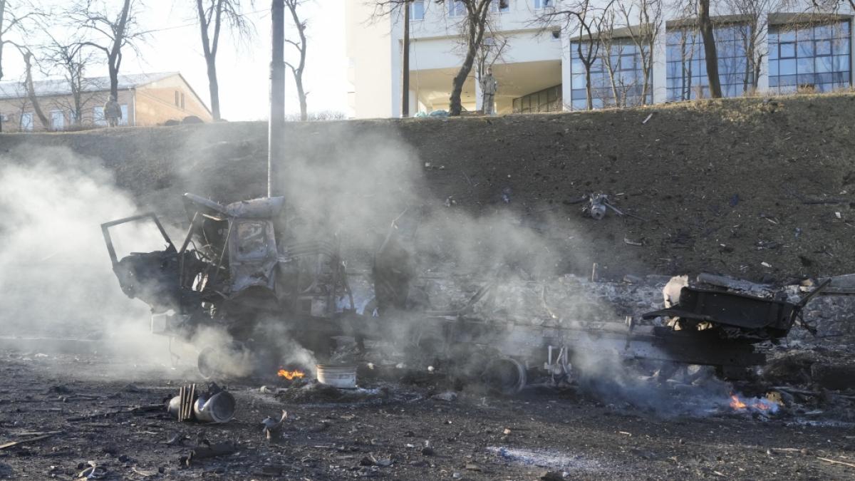 Die Tr&uuml;mmer eines brennenden Milit&auml;rlasters sind auf einer Stra&szlig;e zu sehen. Ukrainischen Beh&ouml;rden warnen angesichts des russischen Einmarsches vor Stra&szlig;enk&auml;mpfen in der Hauptstadt Kiew. (Foto)