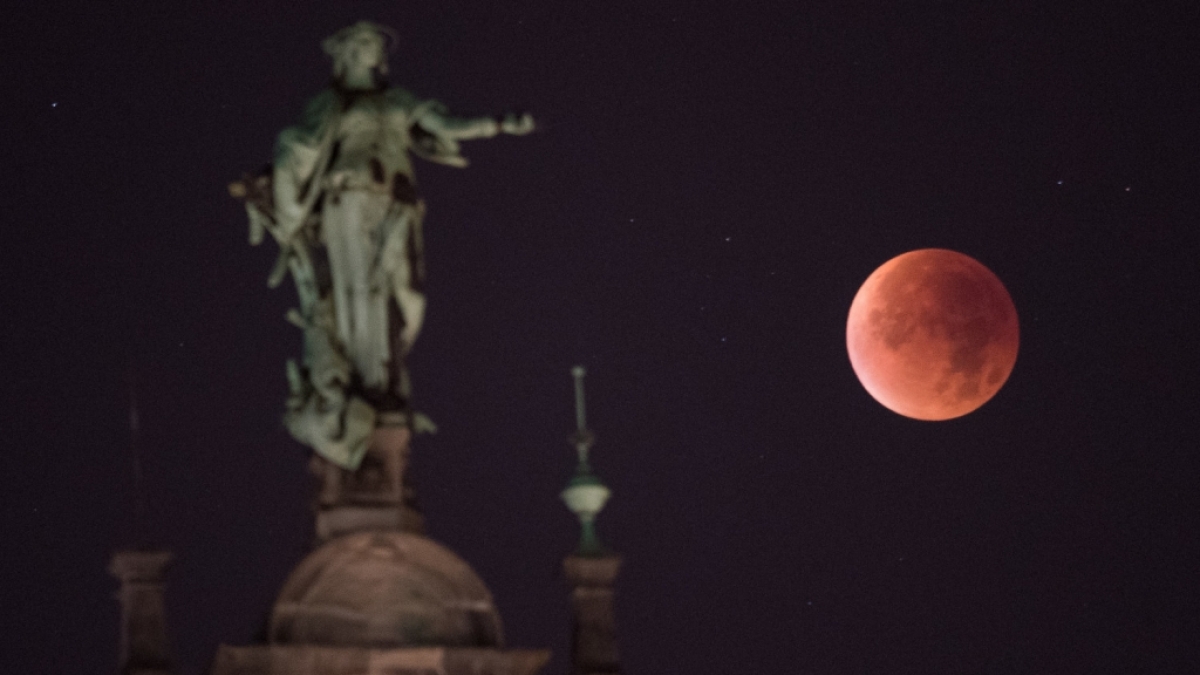 Am 27. Juli 2018 wird ein Blutmond am Abendhimmel prangen. Schnallen Sie sich lieber fest an! (Foto)