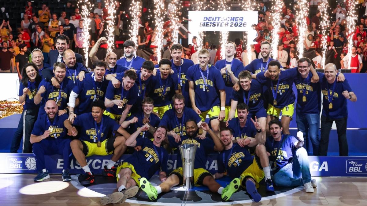 ALBA Berlin ist deutscher Meister und feiert mit dem Pokal. (Foto)